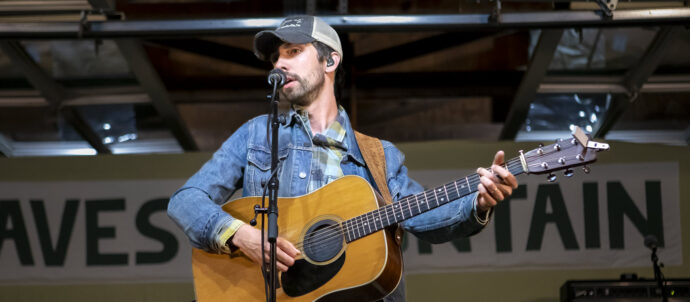 Mo Pitney on Stage